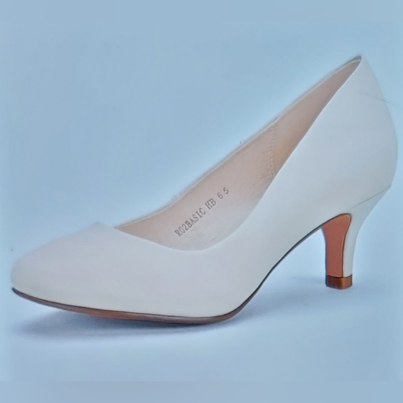 NWOB CLASSIC NUDE KITTEN LOW HEEL ROUND TOE MUST HAVE SHOE SIZE 7 - Picture 2 of 15